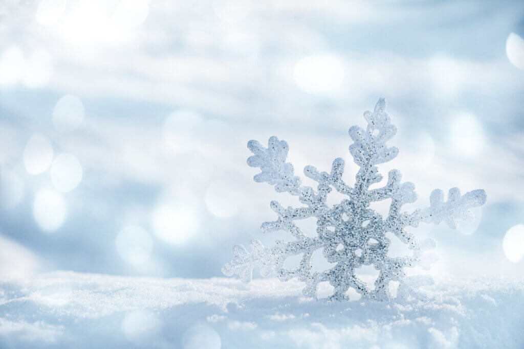 雪の美しさとパワーストーンの魔力：冷たさと温もりの出会い