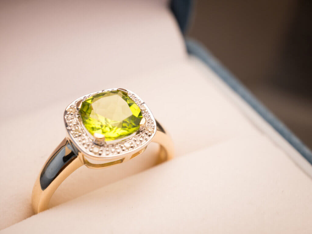 ペリドットアクセサリーの魅力について：鮮やかな緑色の宝石をご紹介します！
