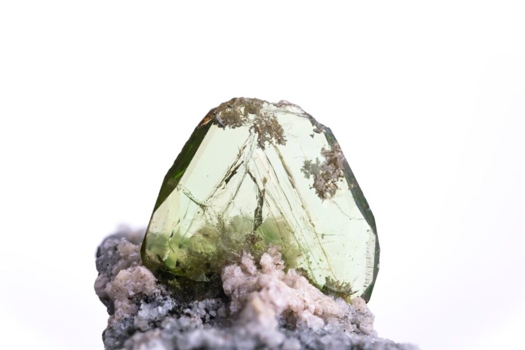 7月誕生石　スフェーン　パワーストーン　天然石：輝く宝石　効果　風水的な意味と効能　星座の関係ついて！！