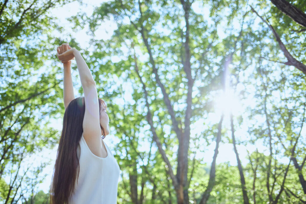 パワーストーンや天然石との運命的な出会いをイメージする女性
