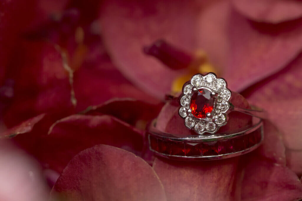美しい赤色のパワーストーン：古代から愛されてきた宝石 ガーネット アクセサリーの魅力に迫る