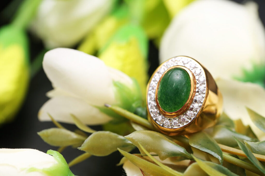 翡翠の人気の理由に迫る！緑色の輝きを放つ魅力的な美しさの秘密や効果、歴史までをご紹介！