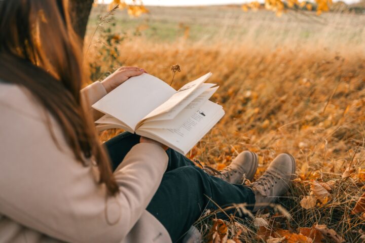 秋にこそ読書でリラックスできるワケ